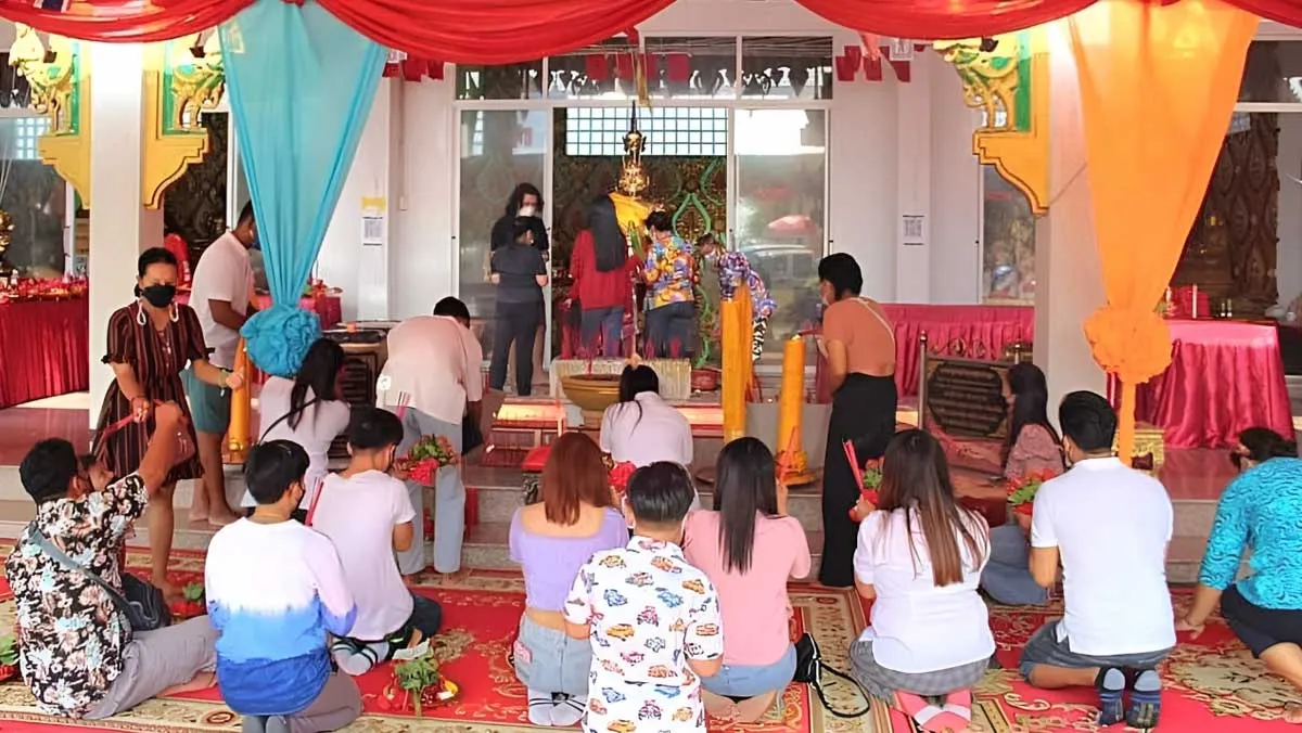 People flock to make offerings to Thao Wessuwan